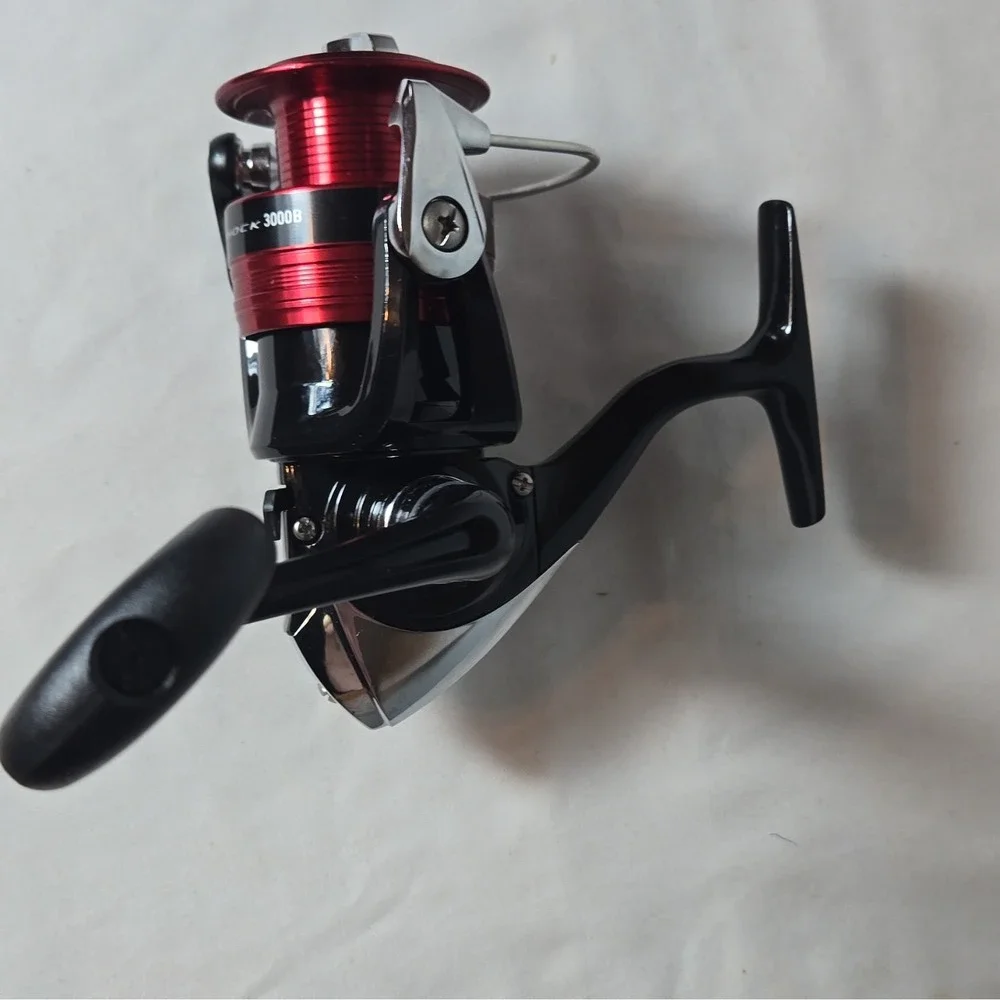 Daiwa Shock 3000B Spinning Reel Black Red Silver 8lb/240yd 10lb/200yd Capacity